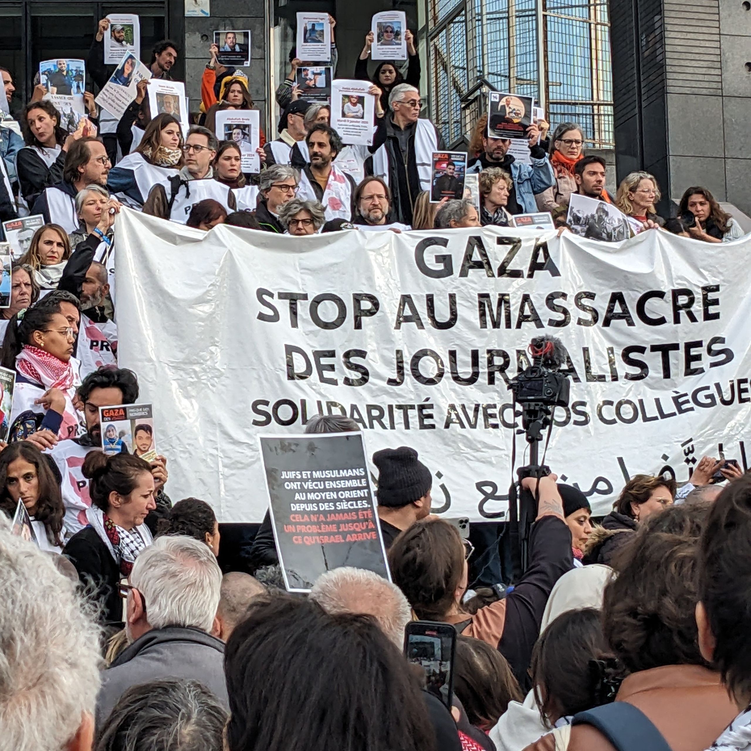 Rassemblement de journalistes le mercredi 16 avril en solidarité avec leurs confrères et consœurs tué·es à Gaza.