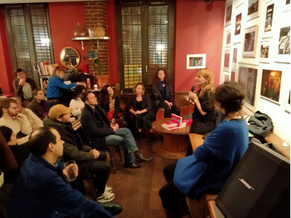 Nina Fasciaux présentant son livre le 8 janvier 2025 à Paris. Photo JT