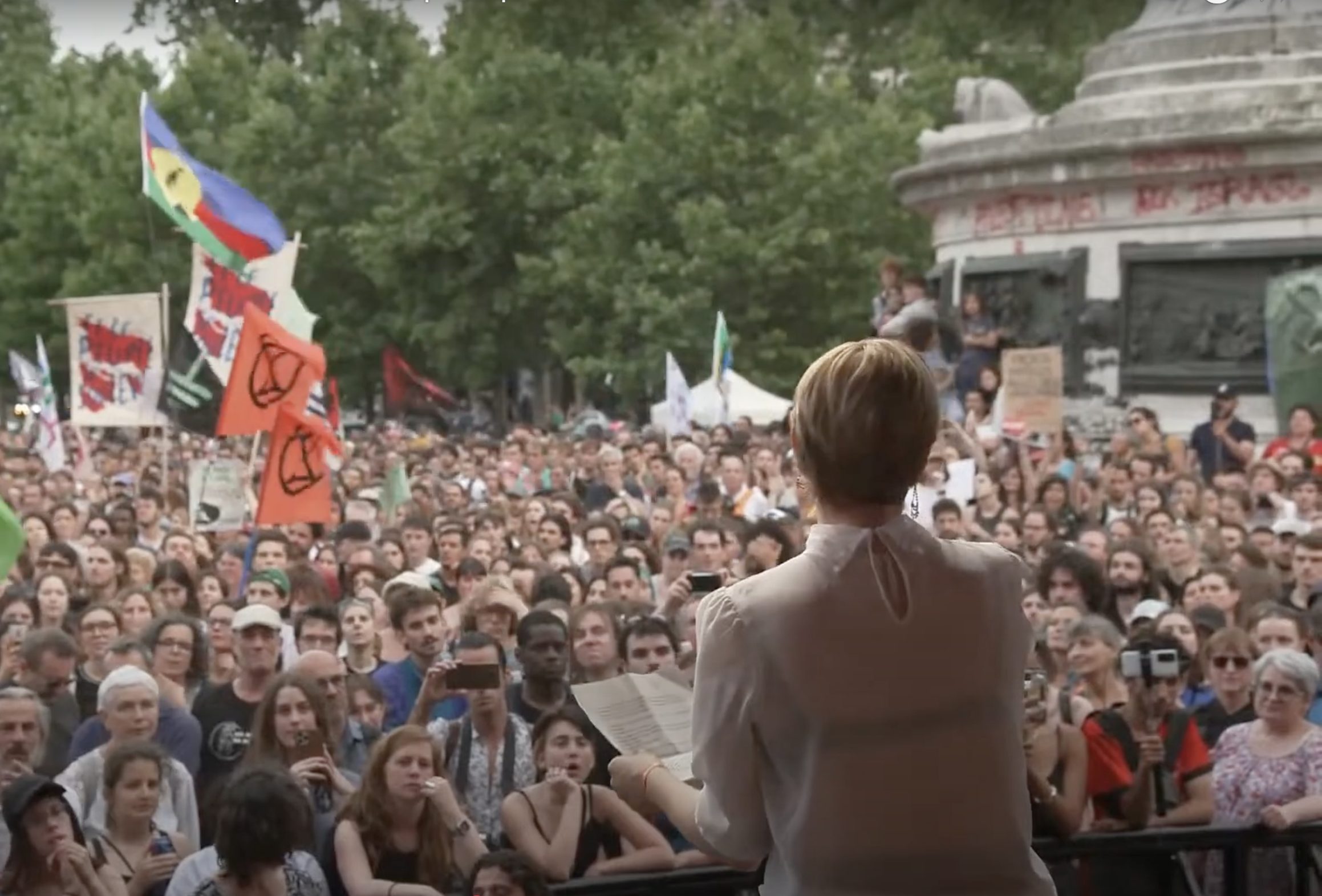Rassemblement « pour un front démocratique contre l’extrême droite », place de la République à Paris, à l’appel de plusieurs médias indépendants, le 3 juillet 2024 (Capture d’écran Basta)